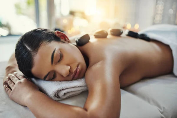 Vrouw Ontspannen Slapen Rock Massage Voor Huidverzorging Ontspanning Schoonheidsbehandeling Bed — Stockfoto