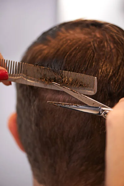 Ekspert Uwodzenia Zbliżenie Mężczyznę Obcinającego Włosy Salonie Fryzjerskim — Zdjęcie stockowe
