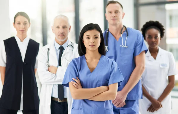 Cuidados Saúde Equipe Retrato Médicos Com Enfermeiros Hospital Com Braços — Fotografia de Stock