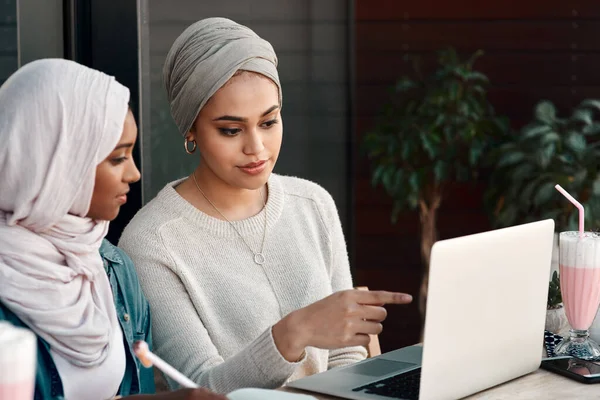Laptop Restaurant Und Muslimische Frauen Gespräch Planung Und Online Bildung — Stockfoto