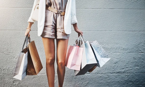 购物袋 腿和女人被墙背景隔离 用于零售 时尚和销售 交易或促销 带有礼品袋的个人或服装客户在户外或城市的富有 富有和折扣 — 图库照片