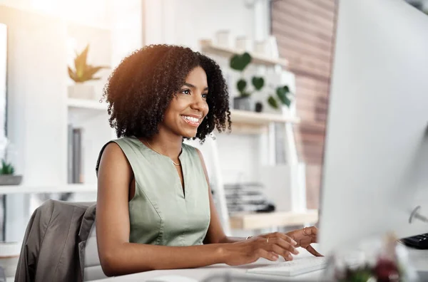 사무실에 컴퓨터에서 사업을 검색으로 만족하는 온라인 아프리카 여성을 미소보고 창조적 — 스톡 사진