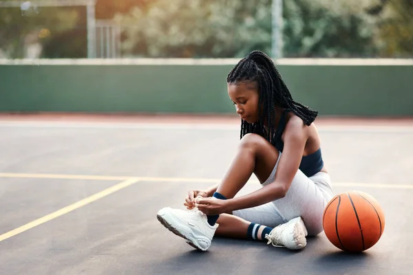 Making Sure Laces Tied Tight Attractive Young Sportswoman Sitting Court — Stock Photo, Image