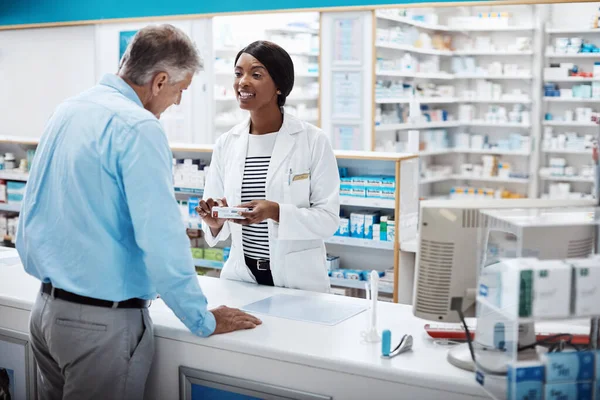 Рекомендації Завжди Точні Жіночий Фармацевт Який Допомагає Клієнту Аптеці — стокове фото