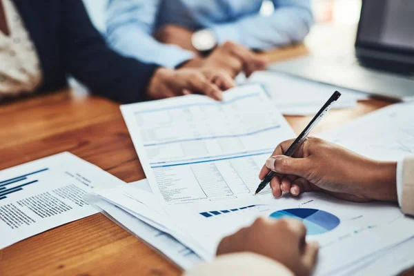 Empresários Mãos Escrever Documento Reunião Para Finanças Corporativas Orçamento Despesas — Fotografia de Stock