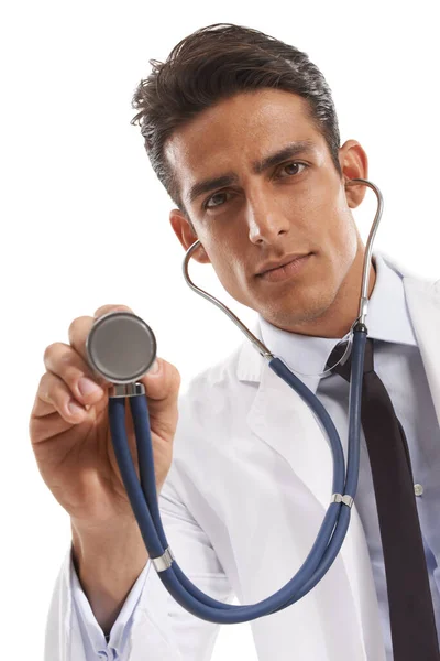 徹底的な試験を受ける 白い背景に対して聴診器を持っているハンサムな若い医師の肖像画 — ストック写真