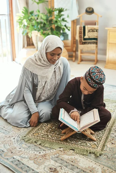 Nikdy Neváží Odbornosti Před Průzkumem Mladá Muslimská Matka Její Syn — Stock fotografie
