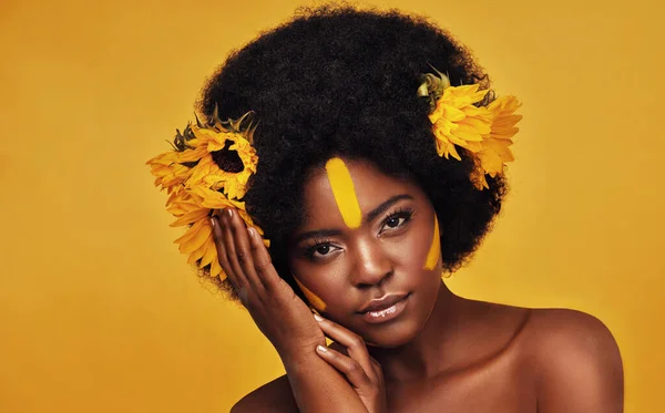 Maquiagem Girassol Arte Com Retrato Mulher Negra Estúdio Para Beleza — Fotografia de Stock