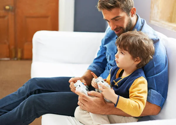 ソファの上でゲーム お父さんと息子 遊び心と楽しさ 幸福と家で冷たいとの結合 コントローラー ビデオゲーム マルチプレーヤーアプリを持つ家族 父と男の子 男性の子供と子供 — ストック写真
