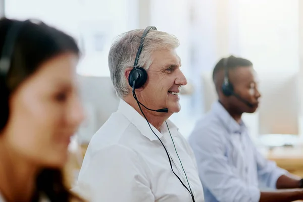 Virtuele Assistent Gelukkig Senior Man Typen Call Center Consulting Bij — Stockfoto