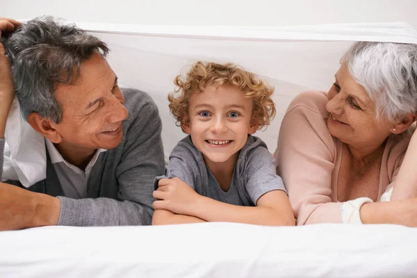 Retrato Abuelos Niños Felices Dormitorio Para Relajarse Juntos Para Unión —  Fotos de Stock