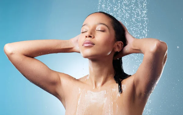頭皮をマッサージしてる 朝のシャワーで髪を洗う魅力的な若い女性が — ストック写真