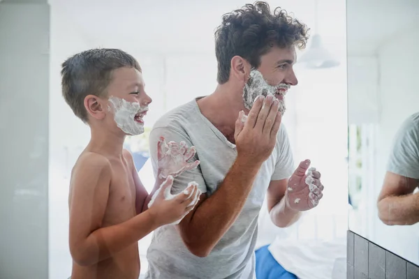 Dítě Otec Učící Holit Smát Sbližovat Koupelně Vtipné Táta Výuka — Stock fotografie