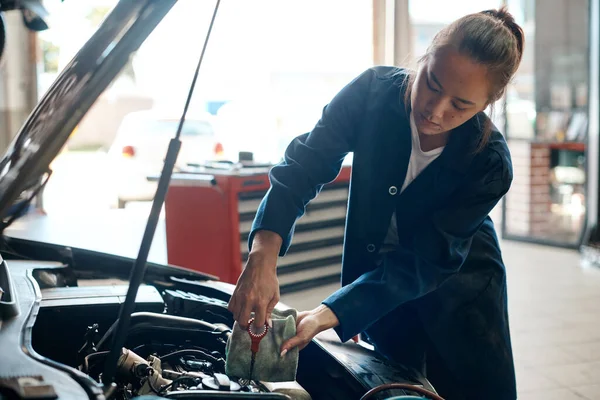 Vaše Auto Potřebuje Čistý Olej Pro Hladký Pohyb Mechanik Vytáhne — Stock fotografie