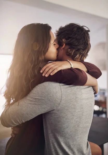 Ζευγάρι Αγκαλιά Και Φιλί Στο Σπίτι Για Αγάπη Φροντίδα Και — Φωτογραφία Αρχείου