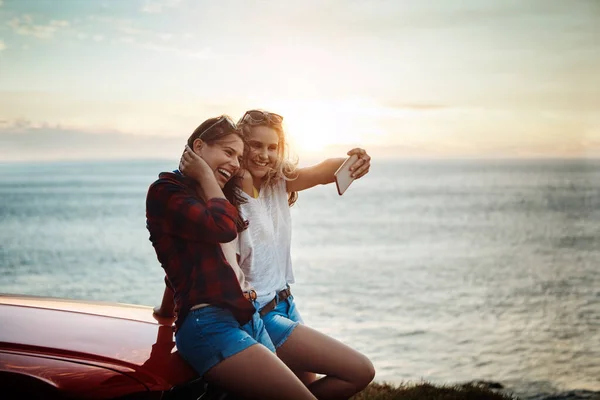 Laissez Route Vous Conduire Beaux Endroits Deux Amis Prenant Selfie — Photo