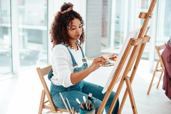 Não Limites Para Criatividade Jovem Artista Atraente Sentado Sozinho Pintando — Fotografia de Stock