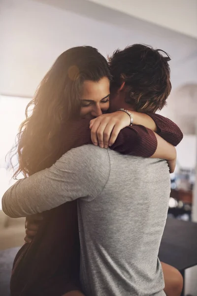 爱情能使人发挥出最好的一面 一对深情的年轻夫妇在厨房里拥抱在一起 — 图库照片