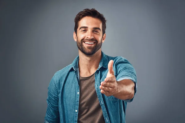 Homem Feliz Retrato Aperto Mão Para Introdução Boas Vindas Saudação — Fotografia de Stock