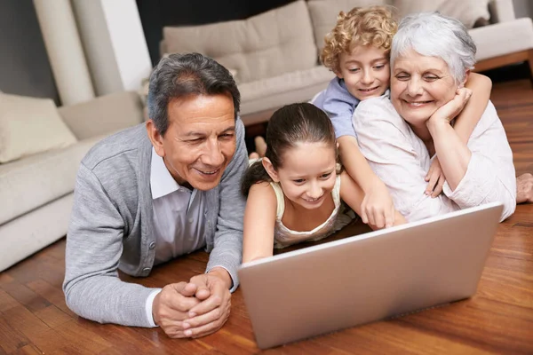Laptop Chão Avós Com Filhos Felizes Para Streaming Filmes Assinatura — Fotografia de Stock