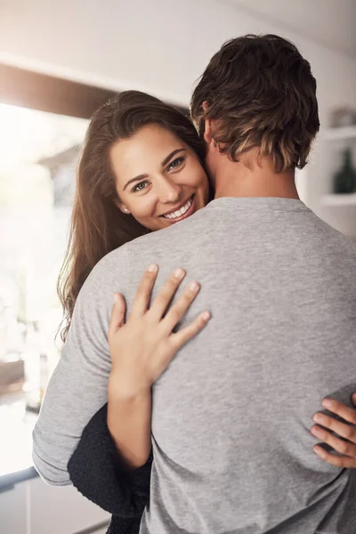 Retrato Mujer Feliz Hombre Abrazo Amor Cuidado Tiempo Calidad Juntos —  Fotos de Stock