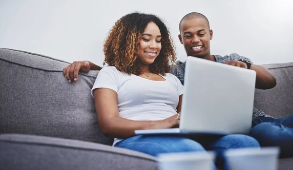 Passar Tempo Livre Juntos Jovem Casal Usando Laptop Enquanto Relaxa — Fotografia de Stock