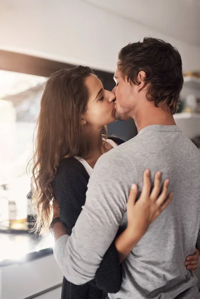 Joven Pareja Besándose Casa Por Amor Lazo Romántico Intimidad Momento — Foto de Stock