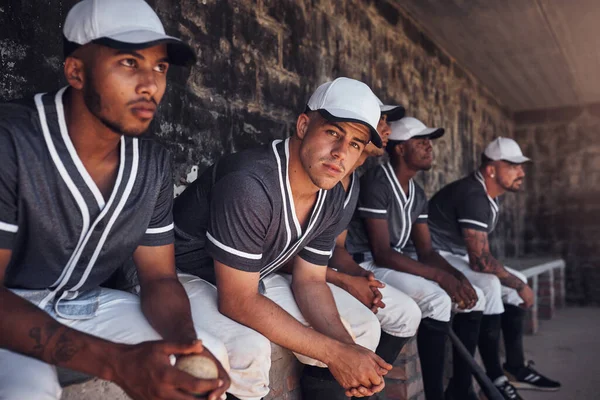 Захоплююче Дивитися Грати Група Молодих Чоловіків Які Спостерігають Грою Бейсболу — стокове фото