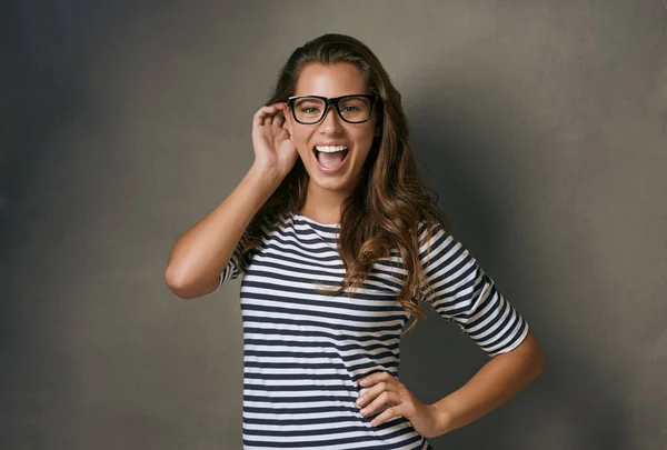 Покладіть Свої Позитивні Окуляри Студійний Знімок Привабливої Молодої Жінки Окулярах — стокове фото