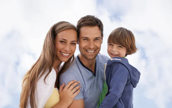 Blauwe Lucht Familie Kinderportret Buiten Met Een Glimlach Voor Reizen — Stockfoto