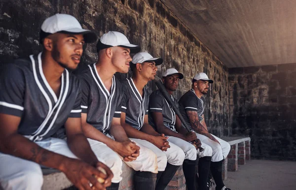 Sporu Canlı Izlemenin Tek Yolu Beyzbol Maçını Yedek Kulübesinden Izleyen — Stok fotoğraf