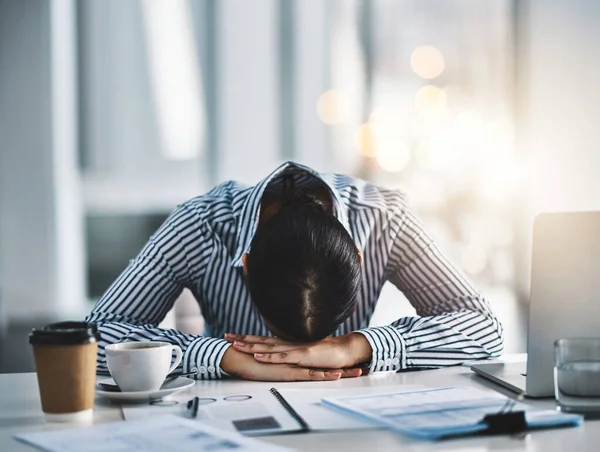Śpiąca Zmęczona Bizneswoman Przy Biurku Ból Głowy Przepracowana Zestresowana Biurze — Zdjęcie stockowe