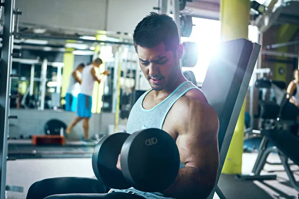 Bahanelerinden Daha Güçlü Spor Salonunda Üst Vücut Egzersizi Yapan Bir — Stok fotoğraf