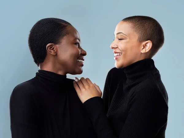 Wir Teilen Dasselbe Gehirn Studioaufnahme Von Zwei Schönen Jungen Frauen — Stockfoto