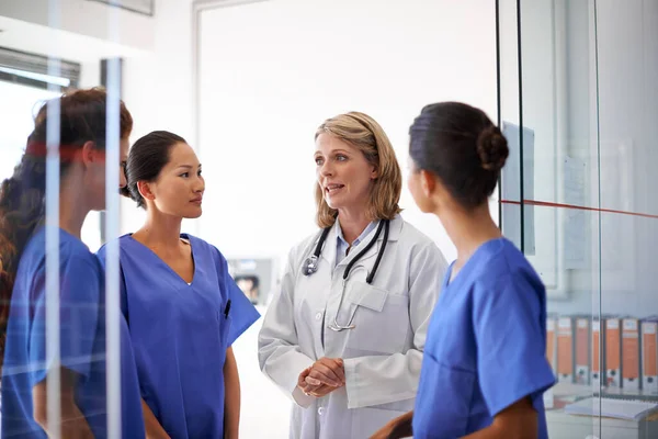 Team Discussion Woman Doctor Medical Professionals Healthcare Planning Wellness Analysis — Stock Photo, Image