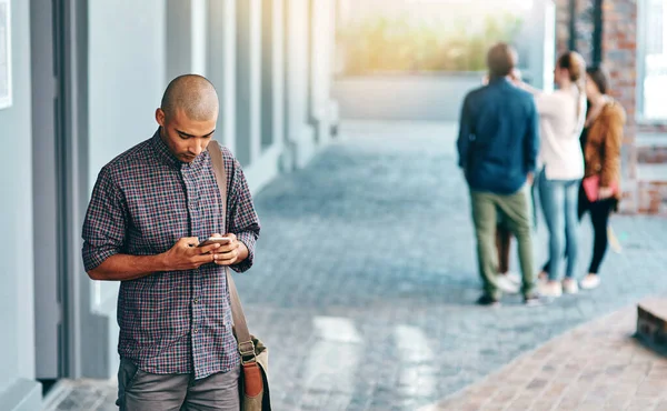 Hej Jsi Pořád Třídě Mladý Muž Používající Mobilní Telefon Venku — Stock fotografie
