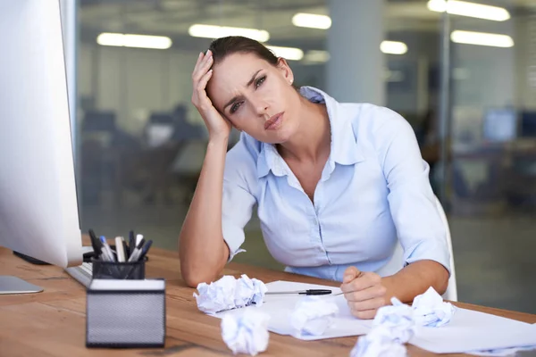 Whens Day Going End Portrait Stressed Out Businesswoman Sitting Her — Stock Photo, Image