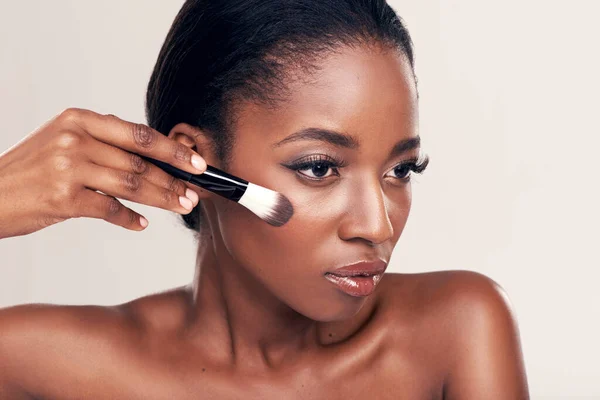 用化妆品工具在画室刷的黑人妇女的容貌 妆容和面容 采购产品皮肤护理 腮红和化妆品 面部皮肤护理模型和白色背景的奢侈轮廓粉末产品 — 图库照片