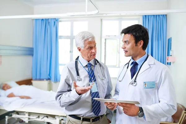 Conseguir Otro Punto Vista Dos Doctores Discutiendo Expediente Con Paciente — Foto de Stock