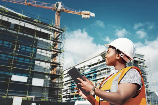 Ingeniera Mujer Construcción Tableta Exterior Para Desarrollo Edificios Arquitectura Contratista — Foto de Stock