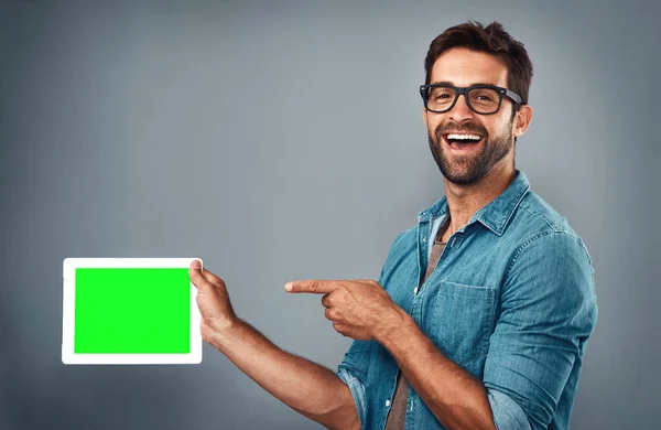 Szczęśliwy Człowiek Tablet Wskazanie Makietę Zielony Ekran Reklamy Szarym Tle — Zdjęcie stockowe