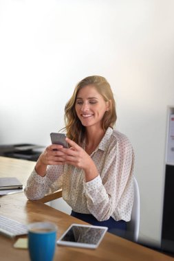 Telefon, mutlu ve iş kadını ofiste mesaj yazıyor, okuyor ve arka planda mesaj var mı diye uygulamayı kontrol ediyor. Mim, sosyal medya veya sohbet için akıllı telefon, iletişim ve kadın kişi çevrimiçi.