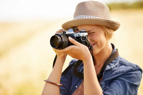 Fånga Naturen Attraktiv Ung Kvinna Som Fotograferar Naturen — Stockfoto