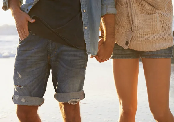 愛する人と離れなさい ビーチで手をつないで歩いているカップルのイメージをトリミング — ストック写真