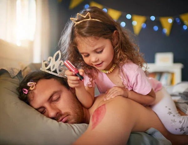 睡觉时 爸爸和女孩为了好玩而画画 游戏和愚人节开玩笑说脸上 身体和绘画都有粉红的妆容 睡在孩子们的卧室里 还有有趣的孩子 睡觉的时候 给男人涂口红 — 图库照片