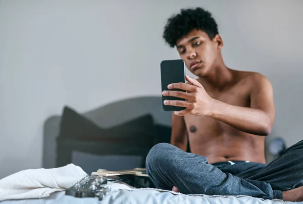 Nasıl Görünüyorum Genç Bir Adam Yatağında Dinleniyor Akıllı Telefonuyla Selfie — Stok fotoğraf
