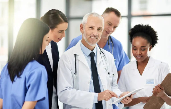 Senior Doctor Team Group Tablet Smile Portrait Leadership Discussion Planning — Stock Photo, Image