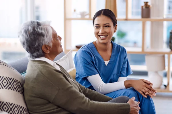 Gesundheitsfürsorge Glücklich Und Eine Krankenschwester Gespräch Mit Einer Alten Frau — Stockfoto