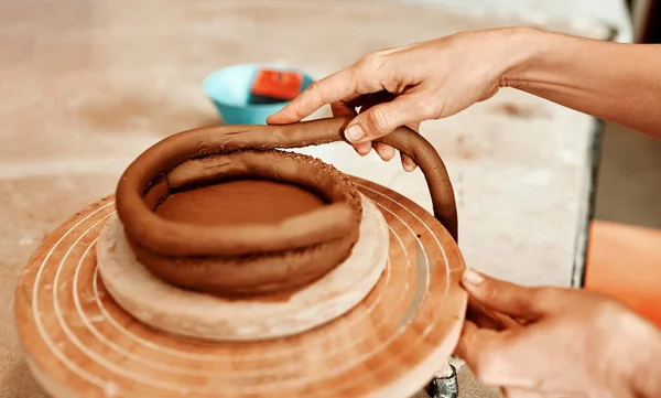 粘土是一种多才多艺的物质 在车间里做陶瓷壶的女人 — 图库照片