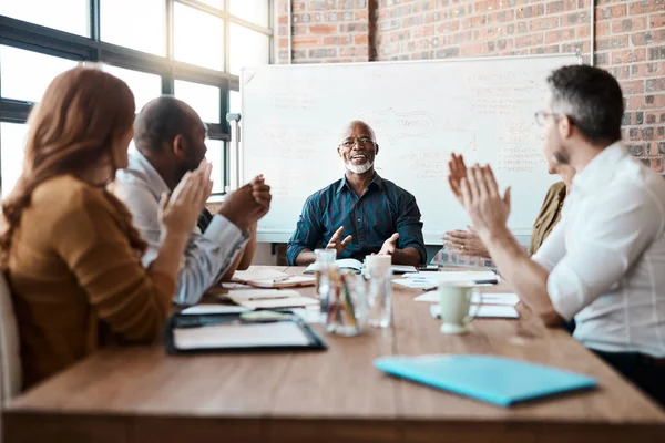 Επιχειρηματίες Συνάντηση Και Χειροκρότημα Των Μαύρων Στο Γραφείο Για Επίτευξη — Φωτογραφία Αρχείου